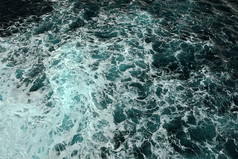 引人注目的蓝色的海水表面自然纹理