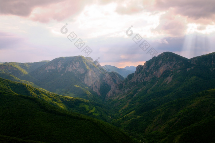 风暴未来在的apuseni山rameti峡谷