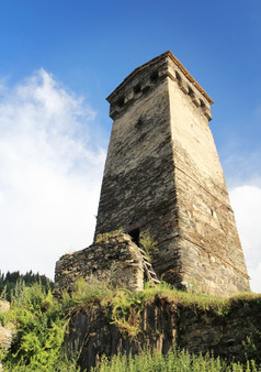 古老的格鲁吉亚Svanetian塔蓝色的天空背景