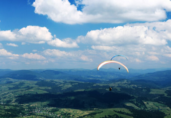 滑翔伞两个滑翔伞飞行在夏天山