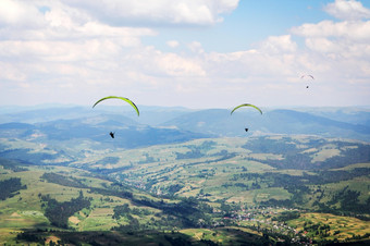 <strong>滑翔伞滑翔伞</strong>飞行在山村喀尔巴阡山