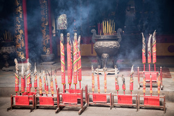 中国人寺庙填满与烟从燃烧香料新一年rsquo夏娃谁警察局越南