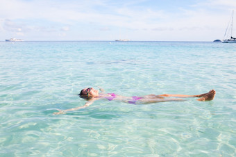 年轻的女孩浮动安达曼海泰国