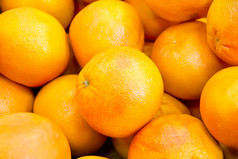 照片背景与橙色成熟的葡萄柚