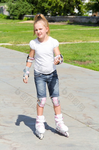 照片可爱的女孩辊溜冰鞋夏天