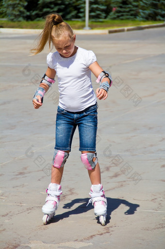 学习女孩辊溜冰鞋夏天