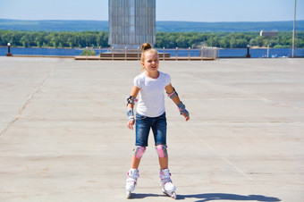 照片可爱的女孩辊溜冰鞋夏天