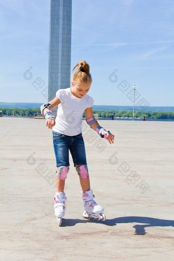 <strong>学习</strong>女孩辊溜冰鞋夏天