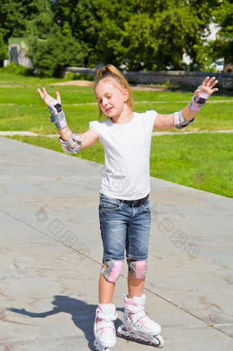 学习女孩辊溜冰鞋夏天