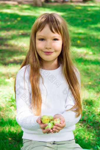 照片可爱的女孩与苹果夏天