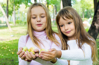 照片两个女孩与苹果夏天