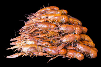 照片背景与红色的煮熟的小龙虾