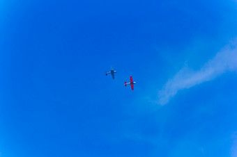 照片两个飞行飞机蓝色的天空