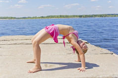 照片女孩实践瑜伽构成人行桥