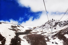 冬天景观与缆索白色高加索地区山缆索白色高加索地区山