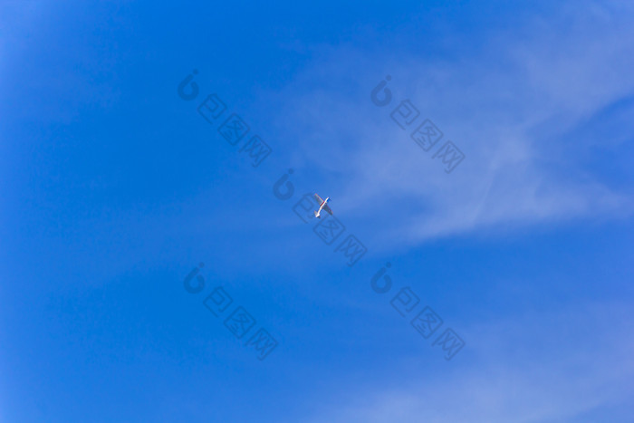 照片飞行军事飞机蓝色的天空