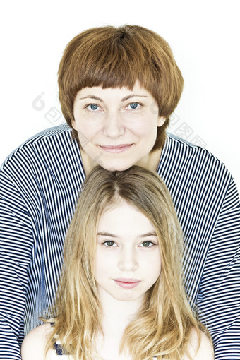 关闭肖像美丽的最快乐的妈妈。和女儿美丽的妈妈。和女儿白色