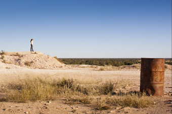 年轻的女人旅游农村澳大利亚蛋白石矿业网站