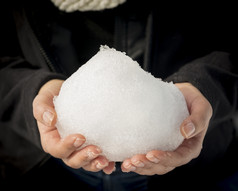 女人持有巨大的雪球只手浅焦点