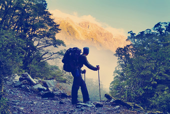 徒步旅行者停顿了一下为休息清算而提升成的山