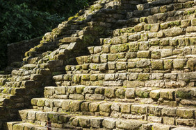 阳光古老的玛雅石头楼梯