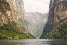 之旅船燃烧器峡谷恰帕斯州之旅船和游客旅行通过的燃烧器峡谷恰帕斯州墨西哥