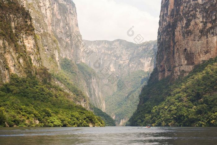 之旅船燃烧器峡谷恰帕斯州之旅船和游客旅行通过的燃烧器峡谷恰帕斯州墨西哥