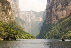 之旅船燃烧器峡谷恰帕斯州之旅船和游客旅行通过的燃烧器峡谷恰帕斯州墨西哥