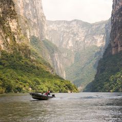 游客燃烧器峡谷恰帕斯州墨西哥游客之旅船旅行通过的燃烧器峡谷恰帕斯州墨西哥