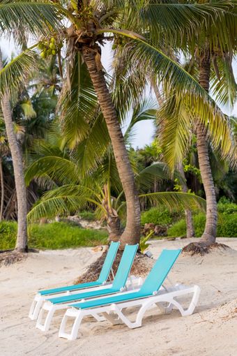 香蕉<strong>休息室</strong>椅子天堂海滩香蕉<strong>休息室</strong>椅子天堂沙子海滩与热带棕榈树