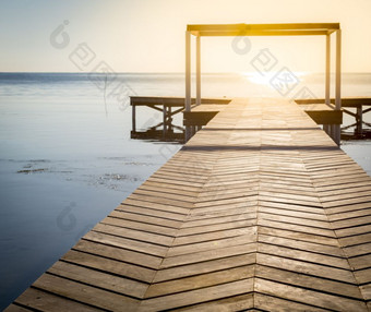 精神上的背景木木板路精神上的背景日出的结束木木板路在平静水与复制空间