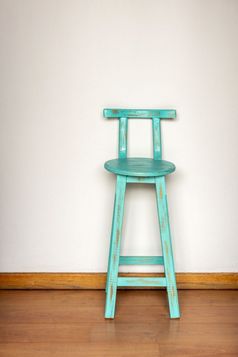 古董风格蓝色的木凳子对平原白色墙