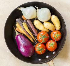 新鲜的健康的蔬菜准备好了为烤深黑色的锅