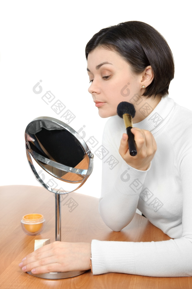 年轻的棕色（的）眼夫人应用粉使用软刷应用睫毛膏使用睫毛刷