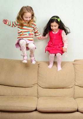 两个小的女孩跳沙发两个小女孩跳沙发
