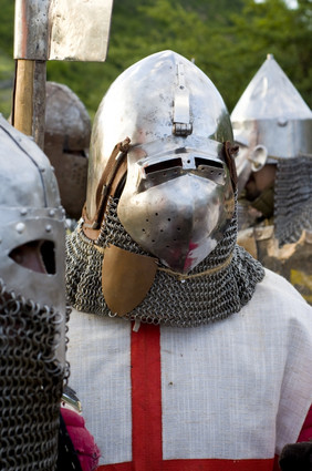 男人穿服装条顿人装甲骑士步兵结束十四世纪条顿人装甲骑士步兵