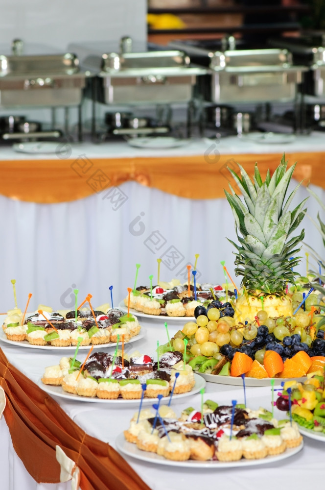 服务宴会表格与小花俏的蛋糕而且水果宴会甜点表格