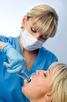 牙提取使用钳特殊的牙科仪器为牙齿删除牙提取