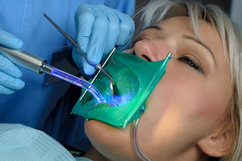 牙医工作与病人使用牙科固化光