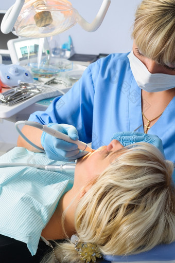 牙医工作与病人专业知识钻井清洁和固化使用牙科水飞机