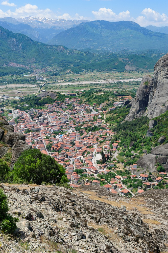 迈泰奥拉岩石山和卡兰巴卡城市从以上希腊迈泰奥拉岩石山和卡兰巴卡城市希腊