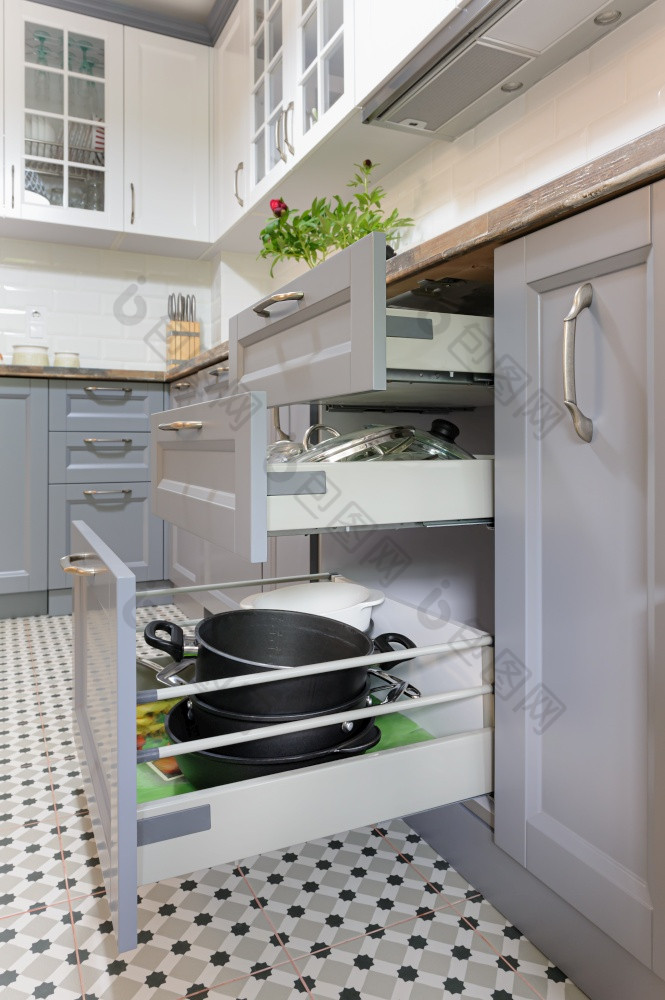 室内现代奢侈品灰色和白色木厨房一些抽屉是开放现代灰色和白色木厨房室内