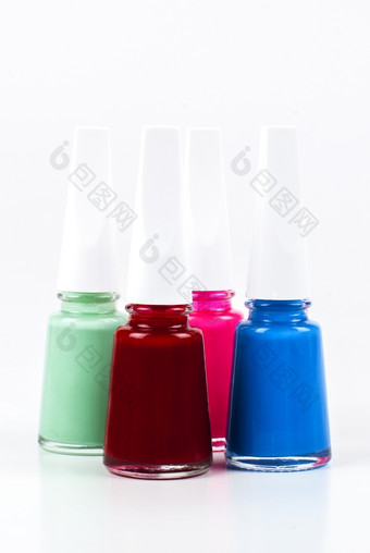 四个瓶指甲波兰的与不同的颜色