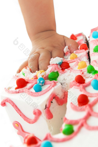 婴儿女孩触碰的生日蛋糕与她的手指