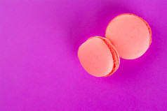 前视图美味的粉红色的蛋白杏仁饼粉红色的背景