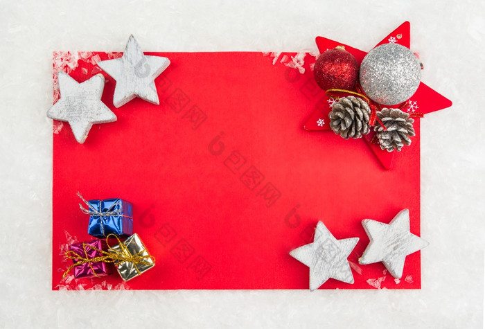 红色的圣诞节庆祝活动卡与小礼物盒子而且星星雪