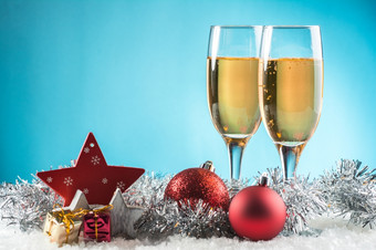两个眼镜香槟雪准备好了为圣诞节庆祝活动蓝色的背景背景