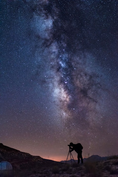 摄影师拍摄乳白色的道路晚上从安塔利亚萨克尔肯特图比塔克天文台
