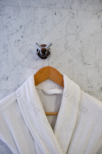 白色清洁浴袍挂木悬挂器两个清洁浴袍