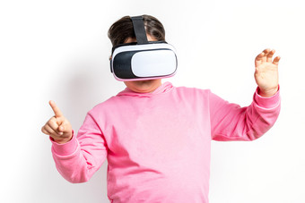 女孩穿粉红色的运动衫与虚拟现实眼镜白色背景虚拟现实眼镜